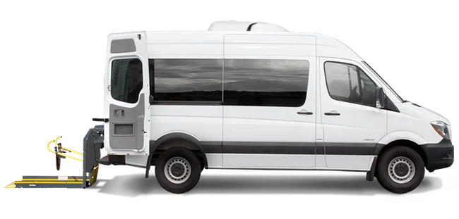 Hvid handicapbus med udkørt rampe ved sidedøren